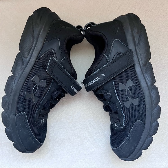 Kids under Armour shoes - Picture 5 of 7